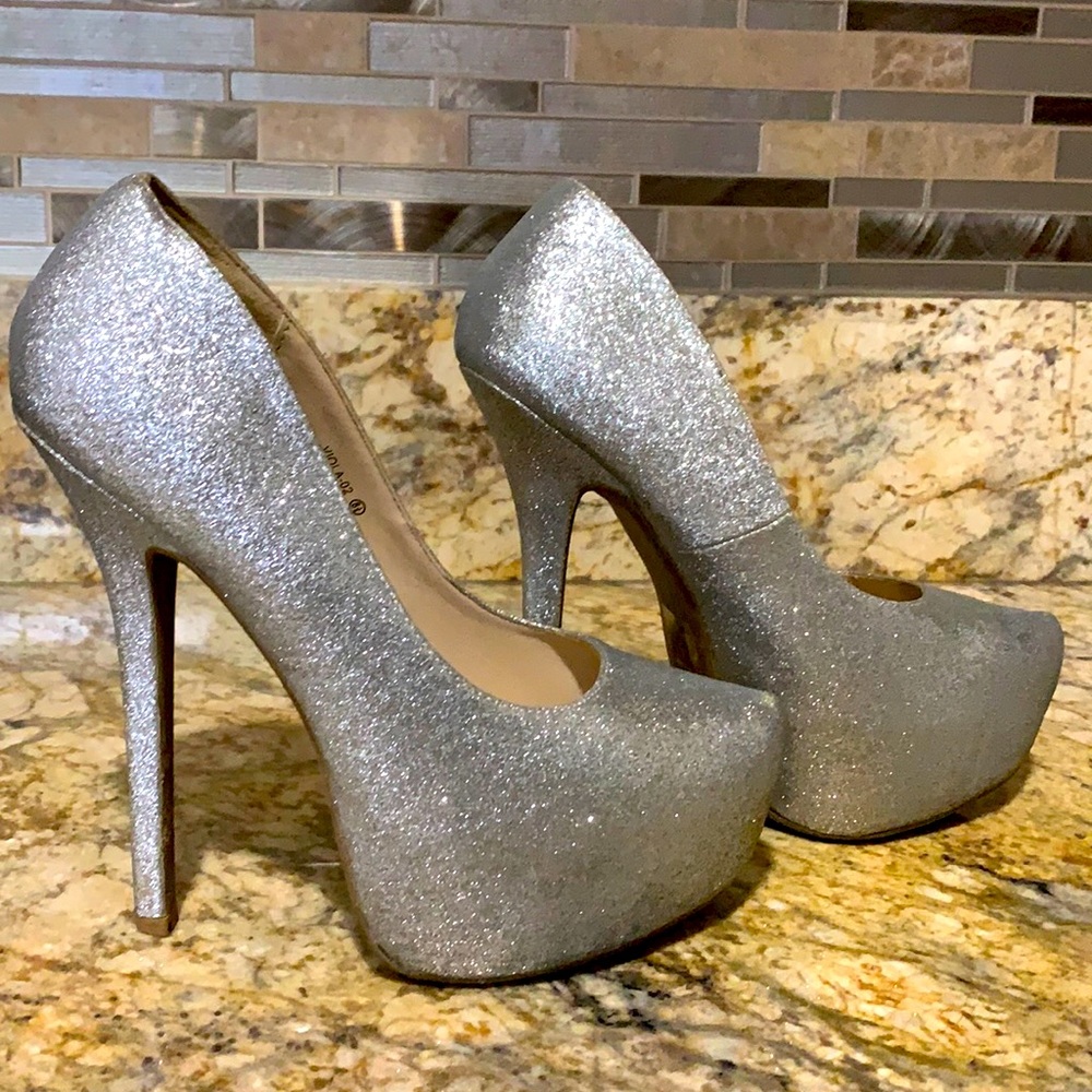 Love D silver pumps
